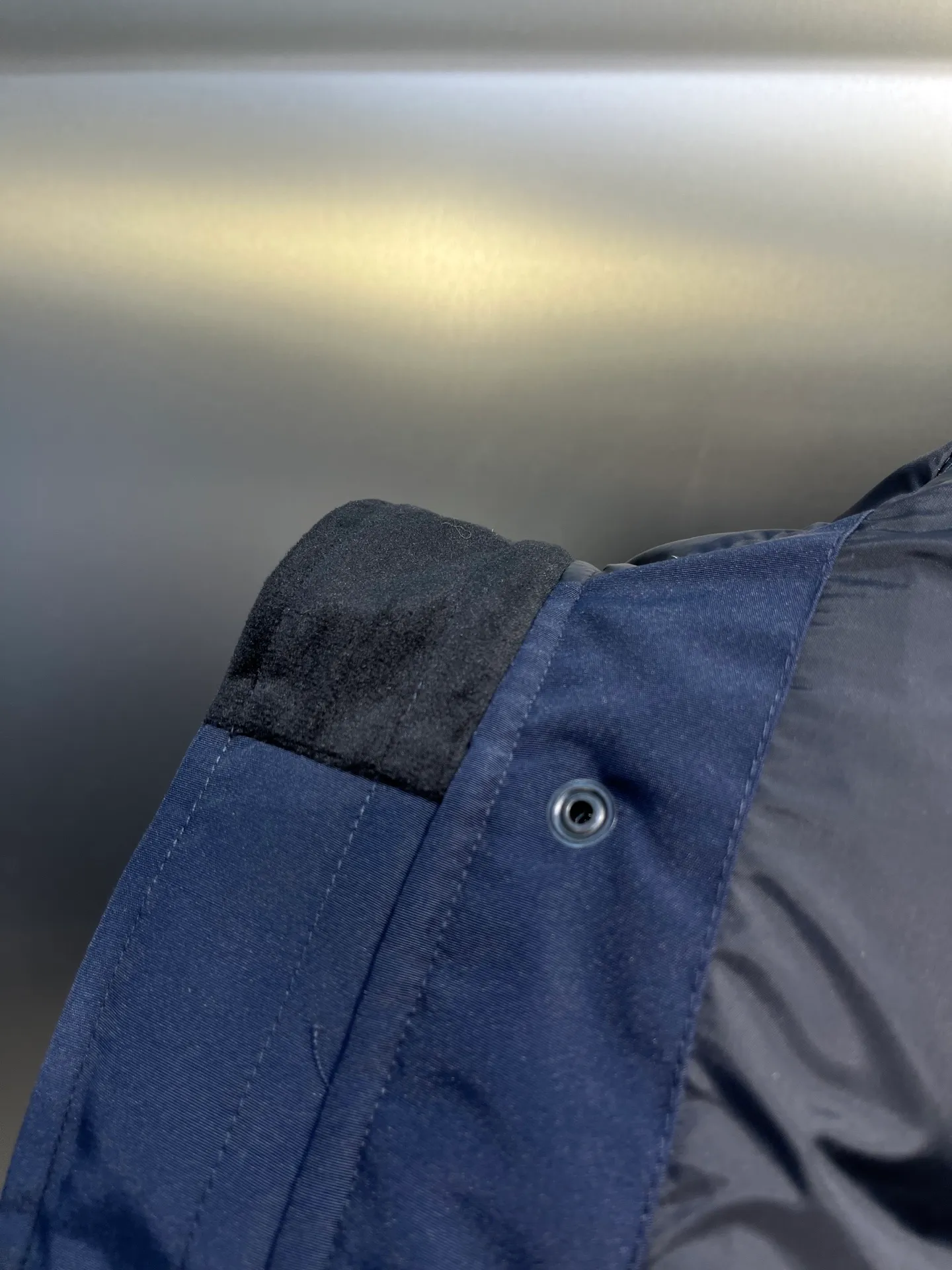 P720 high-end version (new version of Big Goose 01) Canada Goose Canada Goose #Chilliwack 7999M bomber jacket short down jacket/01 model #Men and Women Same Style# ➖ Genuine synchronous anti-counterfeiting chip sensor! ➖ Imported 21S polyester-cotton blended original fabric [last year’s 16S/18S hard fabrics have been completely eliminated, this year all use 21S genuine synchronous fabrics, the soft mid-strap feels delicate and textured], genuine synchronous Feather-Light 10D waterproof coating fabric, made of 84.5 polyester fiber and 15.5 cotton, 100% the best feel in the entire network! ➖ The genuine official website is synchronized with the national standard 80 white duck down, you can check the official website customer service, there will never be a series of misleading claims such as 90 down or goose down! ➖ Using the best nylon lining with double double-layer sealing design, velvet-proof No. 7 needle + grid-filled down ready-made garments, there is 100% no so-called velvet running! ➖ The cuffs are designed with thickened seamless threads, and the collar and pockets are lined with top-quality polar fleece to keep you warm and comfortable! ➖ Yoshida YKK provides original custom-made electroplated sliders. YKK two-way lockable zippers are tight and smooth and will not peel off paint! ➖ 3M composite guarantees that the Velcro is the same as the original, durable, and all accessories and hardware are custom-made! ➖ Imported BEHRINGER embroidery machine to customize the 10,000-needle embroidery logo, 98% of which can be reproduced to restore the original logo. You can check and compare on the official website! ➖ The fur collars are all made of large pieces of Western Canadian blue wolf hide, ensuring that each fur collar is 13-15cm wide!   Size:XS-XXL